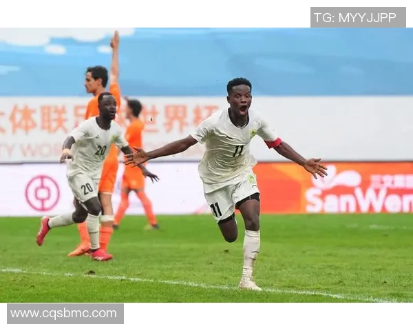 因被骂而引发争议的男足球星为何备受关注及其背后的故事